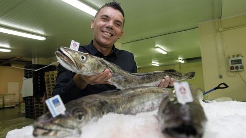Eduardo Míguez, con merluzas del pincho de Celeiro acreditadas por Friend of the Sea, en una imagen de archivo