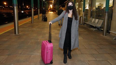 Clara Vázquez, esperando el tren a Madrid