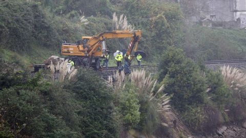 Obras del ADIF para asentar la vía en la zona del derrumbe, en As Xubias, A Coruña