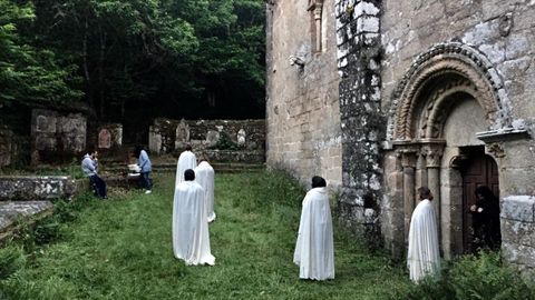 Un momento da rodaxe dunha escena de «Lúa vermella» no adro da igrexa chantadina de Santa María de Pesqueiras