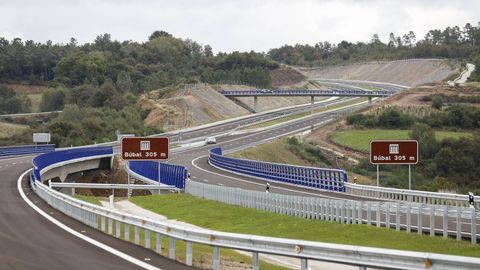 Único tramo finalizado de la A-56, en Carballedo