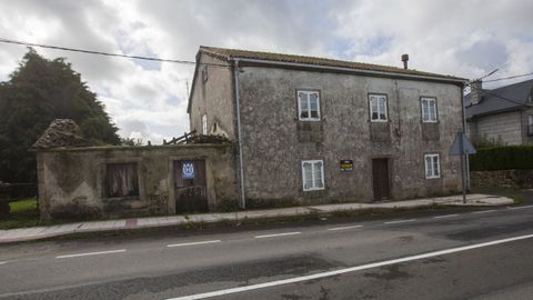 EN ZAS. Apenas hay parroquias sin casas a la venta. La de la imagen está en Vilar do Mato, en Zas, justo al lado de la carretera a Santiago. Una gran ubicación para una casa de piedra de 276 metros cuadrados, con una finca anexa de 3.365. Con alpendres con grandes vigas de madera y columnas de piedra, hórreo de gran tamaño, lareira grande... Un lujo para los tiempos actuales cuyas condiciones de venta hay que consultar en la Inmobiliaria Elías, de la que se puede hablar a partir de los 100.000 euros aproximadamente.