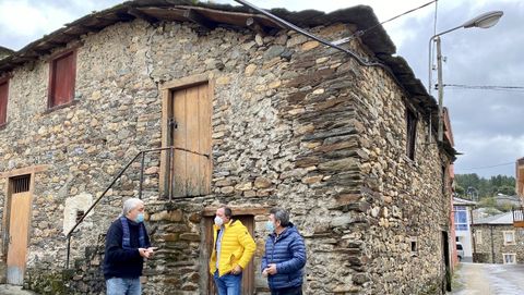 El alcalde José Luis Maceda (de amarillo) visitó el edificio donde se construirá el albergue