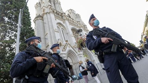 La policia vigilan la entrada de la iglesia de Notre Dame en Niza