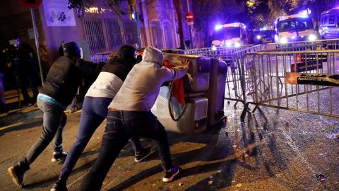 Un grupo de radicales hacen una barricada con contenedores durante las protestas en Barcelona contra la operacin