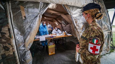 Una militar italiana en un punto de realización de pruebas de covid
