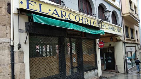 La tienda El Arco Iris no fabricaba, pero venda chocolates producidos en Oviedo. An quedan los azulejos visibles