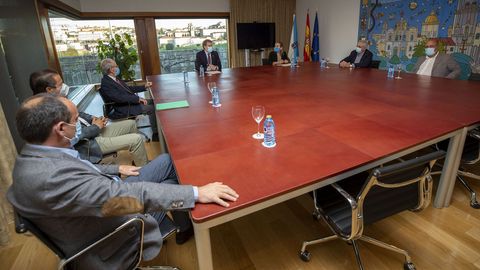El presidente de la Xunta se reunió con los alcaldes de la plataforma pro A-56