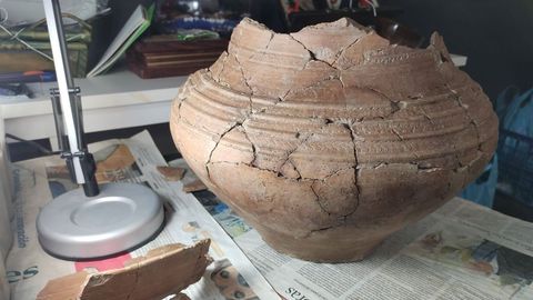 Uniendo los diferentes pedazos desenterrados en uno de los sondeos arqueológicos realizados en Gundivós, los investigadores han podido reconstruir en su mayor parte una vasija que fue fabricada en la época romana y decorada con motivos geométricos de origen castreño