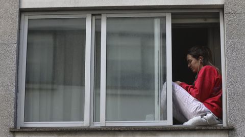 Una chica, durante el primer confinamiento en el mes de abril, en Santiago