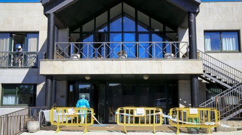 Vallas en la puerta principal de la residencia de la fundación San Rosendo en O Incio cuando el brote permanecía activo