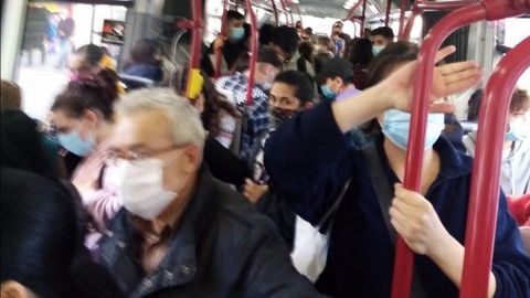 Un autobús de la línea 14, a mediodía de ayer, coincidiendo con la salida masiva de ciudadanos tras el cierre perimetral de la ciudad. El transporte público «en ningún caso supera el 50 % de su capacidad, en cumplimiento de la norma anticovid», afirma la Compañía de Tranvías