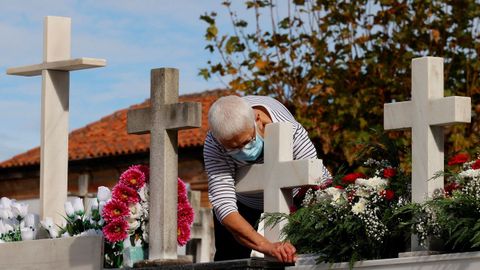 Una mujer acude a visitar la tumba de sus familiares en el cementerio de El Salvador de Oviedo este sbado en la vspera de la celebracin de Todos los Santos