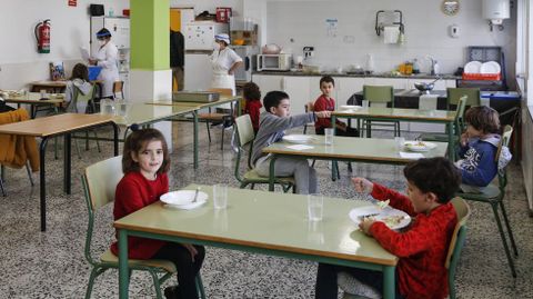 Los alumnos de primaria del Curros Enríquez comen separados a metro y medio de distancia