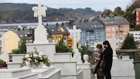 En el cementerio de Altamira de Viveiro, en imagen, se contaban este domingo a mediodía con los dedos de la mano las personas que había en cada fila