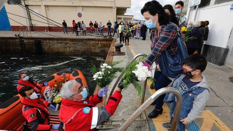 Cruz Roja y la lancha de salvamento marítimo Saturno organizaron el emotivo acto, que arrancó en el entorno de la Cofradía de Pescadores