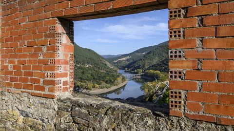 Vivienda a medio construir en la aldea de O Fuluxento, con Augas Mestas de fondo