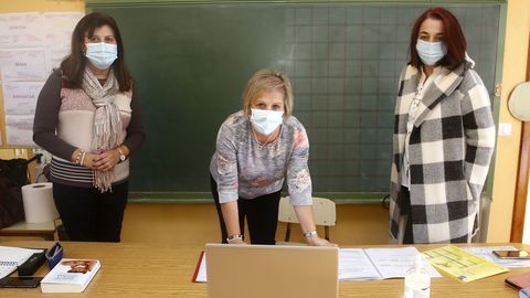 Ana María Vázquez, Encarna Santos e Estefanía Eijo, de Educando en Familia, na escola de Vilaronte, en Foz