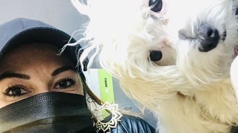 Teresa viajó con su perra y, por ello, no le permitieron subir al avión con un bolso al considerar el trasportín como un bulto