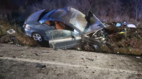 Los dos coches quedaron destrozados por el choque frontal. En la foto, el del vecino de Ponferrada