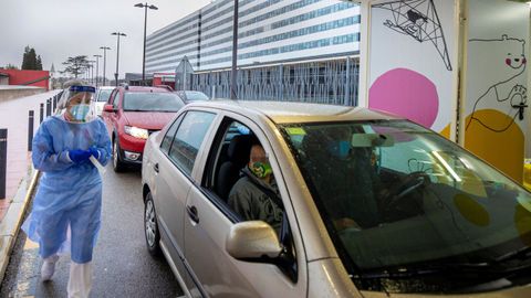 Miembros del personal sanitario trabajan en la estación pediátrica instalada en el exterior del Hospital Universitario Central de Asturias (HUCA), este lunes en Oviedo