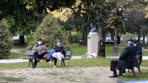 Transeúntes con mascarilla en el Parque dos Condes de Monforte