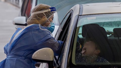 Miembros del personal sanitario trabajan en la estación pediátrica instalada en el exterior del Hospital Universitario Central de Asturias (HUCA)