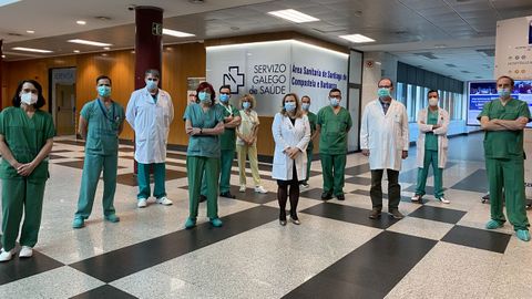 Equipo de cirugía maxilofacial, con la gerente del CHUS, Eloína Núñez.
