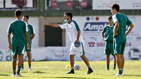 Míchel Alonso dirige a sus jugadores en un entrenamiento