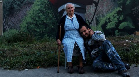 Yoseba MP junto a una de sus modelos, «lady Falcón»