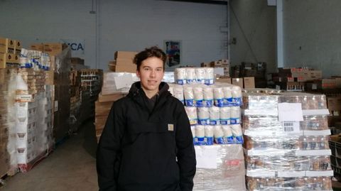 Joel Vila compagina las clases y los entrenamientos de fútbol para repartir en el Banco de Alimentos