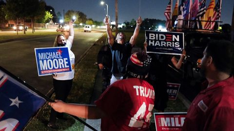 Seguidores de Trump discute con partidarios de Biden en Houston, Texas