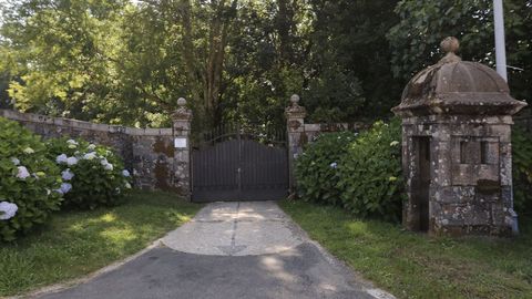 Imagen de la puerta de acceso al pazo de Meirás
