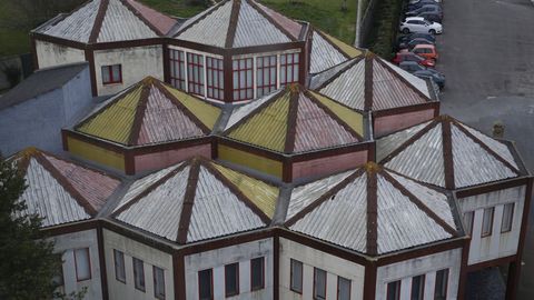 El edificio que alberga el Museo Carlos Maside forma parte de las instalaciones de O Castro, en Sada, y es un proyecto del arquitecto Andrés Fernández Albalat