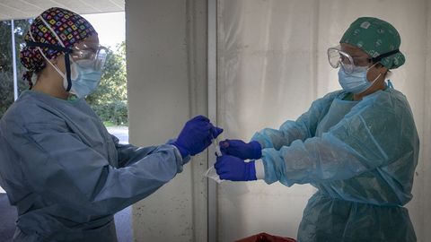 Las enfermeras del hospital comarcal de Barbanza realizan cada día decenas de PCR