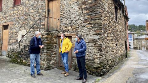 El alcalde de A Pobra do Brollón, en el medio, con mascarilla en una reciente visita al edificio del futuro albergue para peregrinos