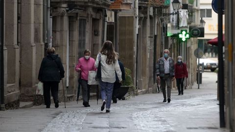 Transeúntes con mascarillas en la calle Comercio de Monforte