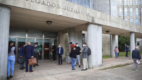 El protocolo de acceso a los juzgados de Santiago por el coronavirus hace que se formen colas en el edificio