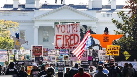 Un cartel con el lema Ests despedido, en una manifestacin ante la Casa Blanca