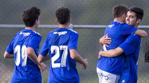 lvaro, a la derecha de la imagen, celebra con sus compaeros un gol del juvenil A