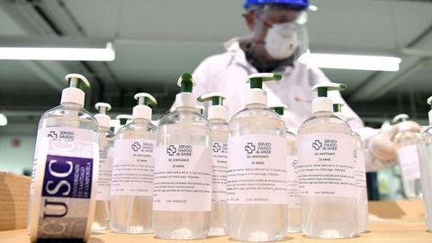 La producción de gel para el Sergas fue una de las iniciativas más llamativas del comienzo de la pandemia