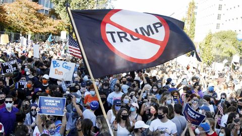 Una multitud celebra la derrota de Trump cerca de la Casa Blanca