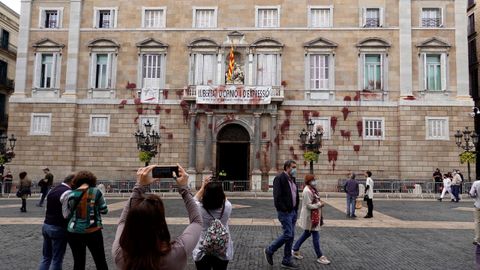 La fachada de la Generalitat mostraba ayer este aspecto tras la acción de protesta de cuatro personas contra el cierre de la hostelería