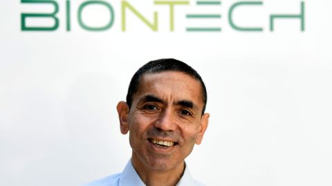 Ugur Sahin, cofundador de la empresa BioNTech junto a su mujer, Özlem Türeci