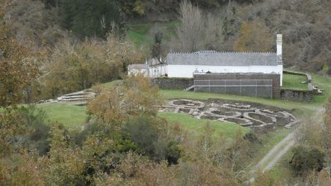 Los trabajos de limpieza y conservación del Castro de Santa María han mejorado su aspecto