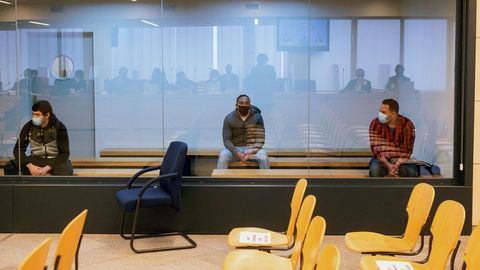 Mohamed Houli Chemial (izquierda) Driss Oukabir (centro) y Said Ben Iazza, durante el juicio