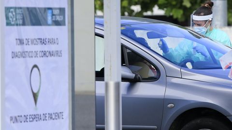 Se continúan realizando PCRs en la zona covidauto del HULA