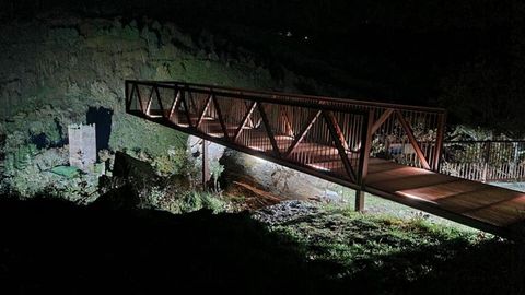 Iluminación de la torre de Doncos desde el mirador de la N-VI