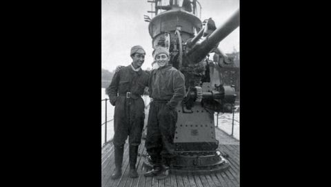 Ramón Cayuelas, a la derecha, en la cubierta del submarino C-5, junto al compañero que lo sustituyó en la tripulación. La nave se hundió frente a las costas asturianas poco después de sacar esta foto
