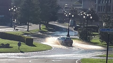 Inundaciones en varias calles de Montecerrao, en Oviedo, por la rotura de una tubera
